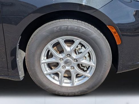 Used 2023 Chrysler Pacifica Touring-L FWD image 10