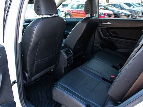 Used 2020 Volkswagen Tiguan SE w/ Panoramic Sunroof Package image 38