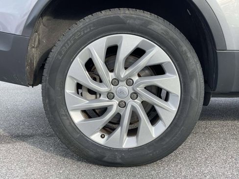 Used 2025 Land Rover Discovery S image 34