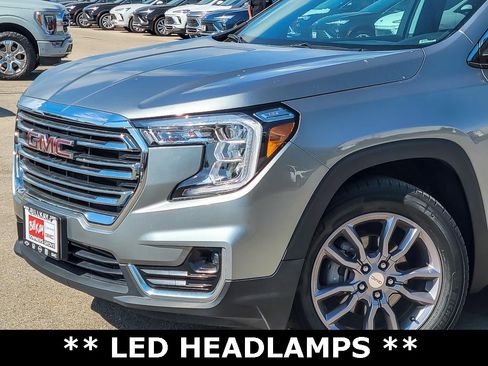 Used 2023 GMC Terrain SLT image 3