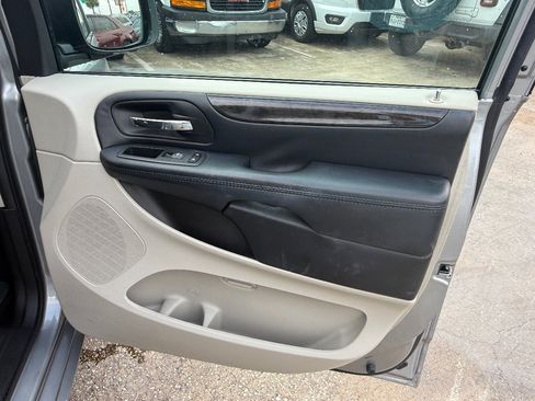 Used 2019 Dodge Grand Caravan SE image 12