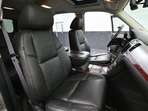 Used 2011 Cadillac Escalade Luxury image 50