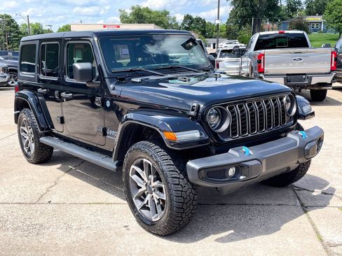 Used 2024 Jeep Wrangler Unlimited w/ LED Headlamp & Fog Lamp Group AWD/4WD image 2