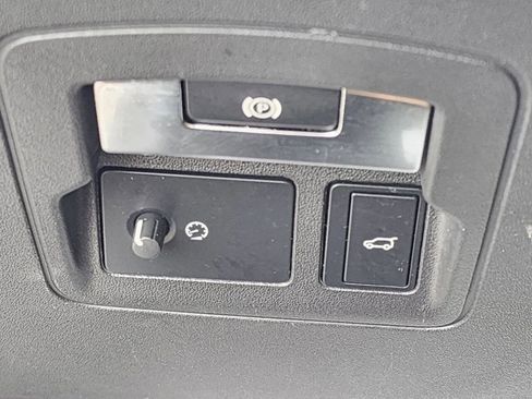 Used 2019 Land Rover Range Rover Velar R-Dynamic SE image 21