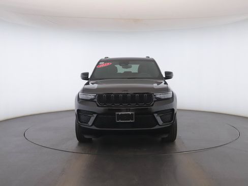 Used 2023 Jeep Grand Cherokee Altitude AWD/4WD image 24
