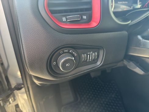 Used 2018 Jeep Renegade Trailhawk w/ Cold Weather Group II AWD/4WD image 18