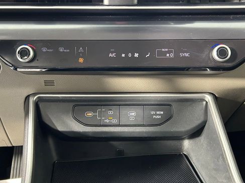 Used 2025 Kia Carnival image 21