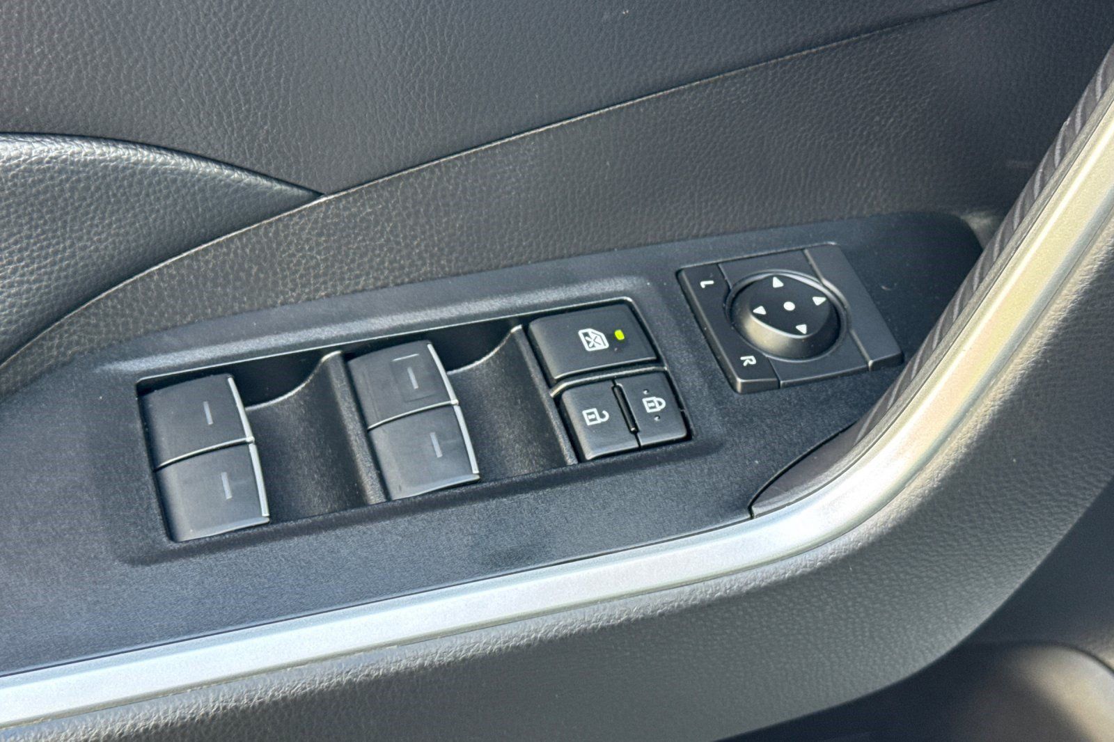Used 2025 Toyota RAV4 XLE FWD image 14