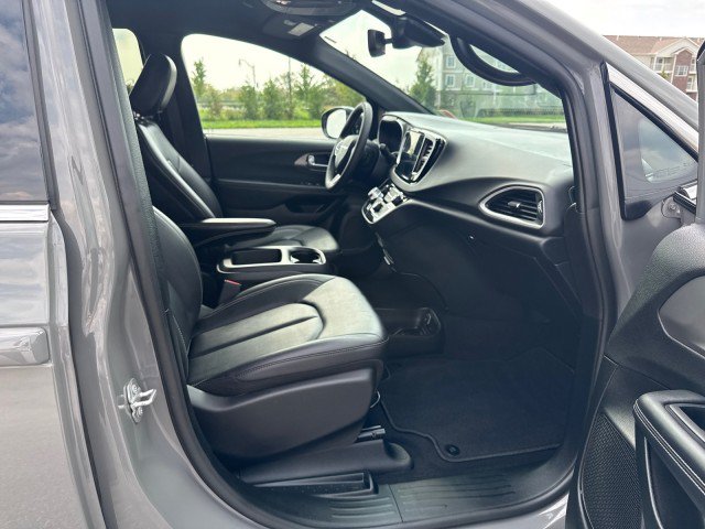 Used 2025 Chrysler Pacifica Select FWD image 30