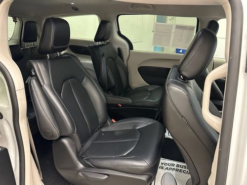 Certified 2024 Chrysler Pacifica Limited FWD image 29