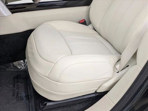 New 2025 Land Rover Range Rover Long Wheelbase SE image 4