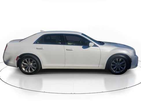 Used 2016 Chrysler 300 Limited w/ Driver Convenience Group image 7