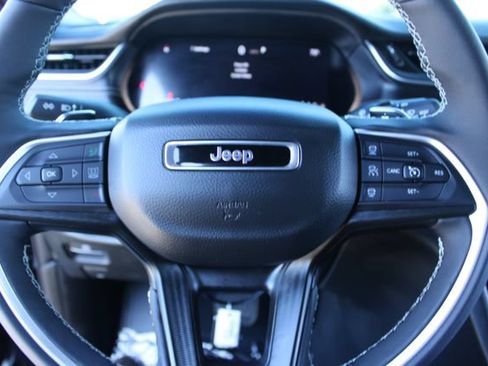 Used 2025 Jeep Grand Cherokee L Altitude AWD/4WD image 17