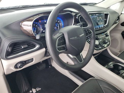 Used 2023 Chrysler Pacifica Limited image 13