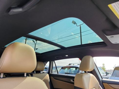 Certified 2024 Volkswagen Atlas Cross Sport SE w/ Panoramic Sunroof Package FWD image 9
