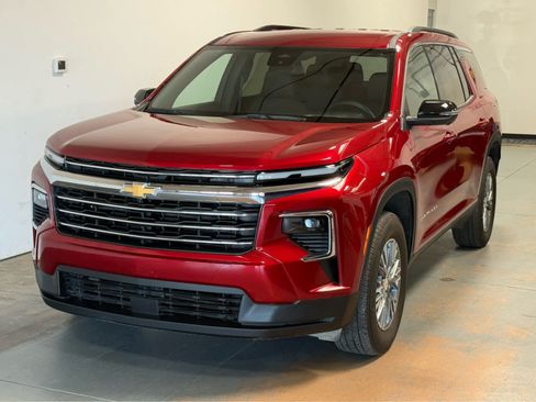 Used 2025 Chevrolet Traverse LT w/ Driver Confidence Package AWD/4WD image 1