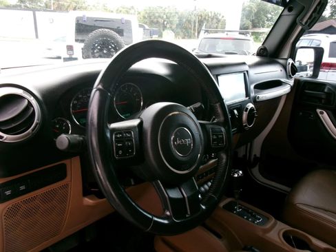 Used 2013 Jeep Wrangler Unlimited Rubicon w/ Dual Top Group AWD/4WD image 9