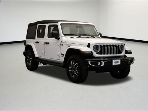 Used 2025 Jeep Wrangler Sahara image 7