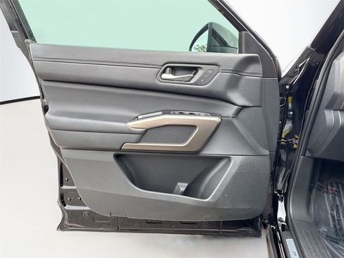 Used 2024 Nissan Pathfinder Platinum image 17