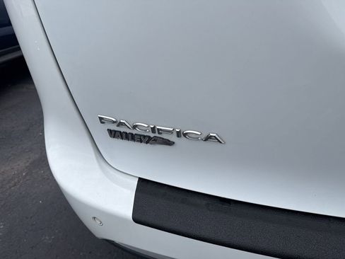 Used 2022 Chrysler Pacifica Limited image 36