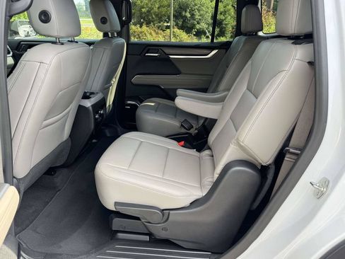 Used 2026 GMC Acadia Elevation w/ Elevation Premium Package FWD image 19
