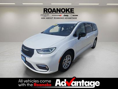 Used 2024 Chrysler Pacifica Touring-L w/ Uconnect Theater Family Group