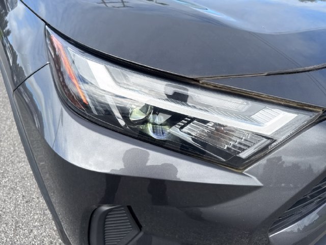 Used 2022 Toyota RAV4 XLE AWD/4WD image 10