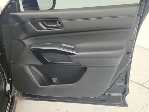 Used 2025 Nissan Pathfinder SV image 32