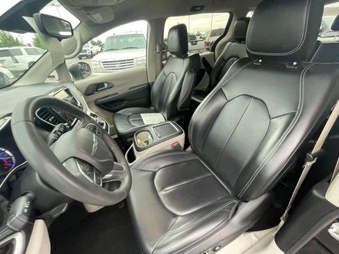 Used 2023 Chrysler Pacifica Touring-L FWD image 19