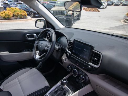 Used 2026 Hyundai Venue SEL FWD image 19