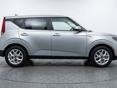 Used 2025 Kia Soul LX w/ LX Technology Package FWD image 11