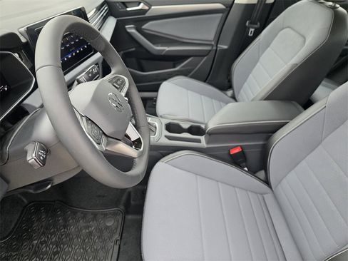 New 2026 Volkswagen Jetta SE image 9