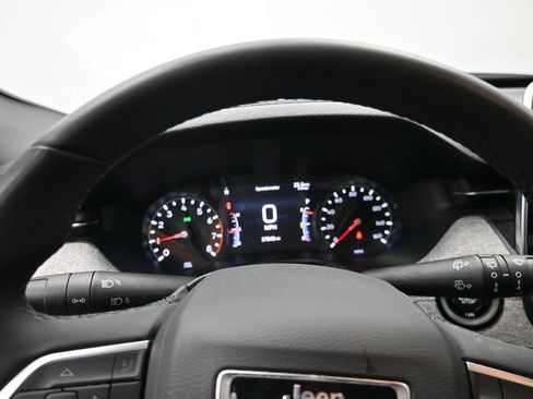 Used 2025 Jeep Compass Latitude image 18