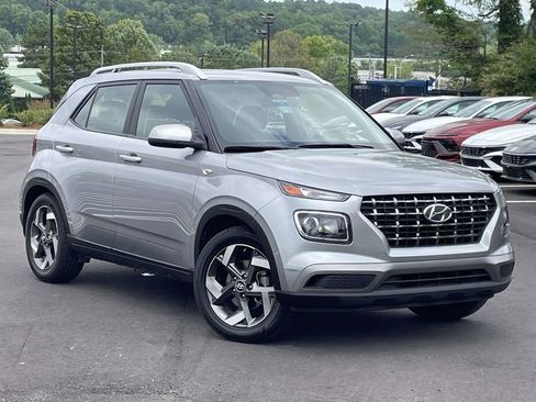 Used 2024 Hyundai Venue SEL FWD image 1