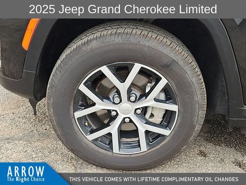 Used 2025 Jeep Grand Cherokee Limited AWD/4WD image 17