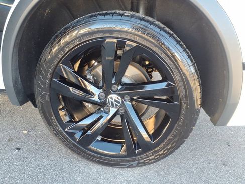 Used 2024 Volkswagen Tiguan SE R-Line image 31