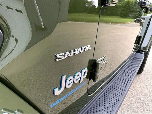 Used 2023 Jeep Wrangler Unlimited Sahara w/ Cold Weather Group AWD/4WD image 23