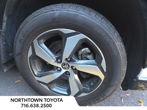 Used 2022 Toyota RAV4 SE image 2