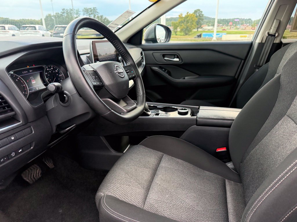 Used 2025 Nissan Rogue SV AWD/4WD image 4