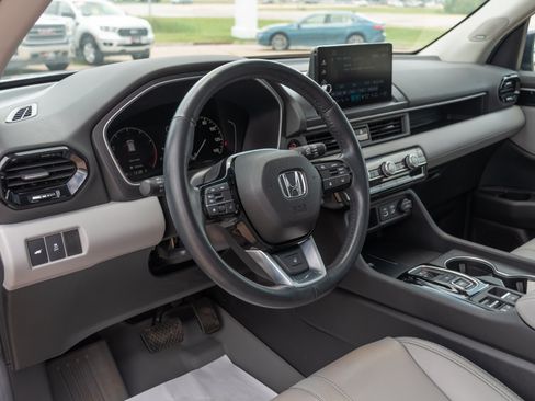 Used 2025 Honda Pilot Touring image 11