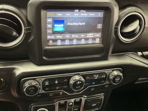 Used 2018 Jeep Wrangler Unlimited Sahara image 16