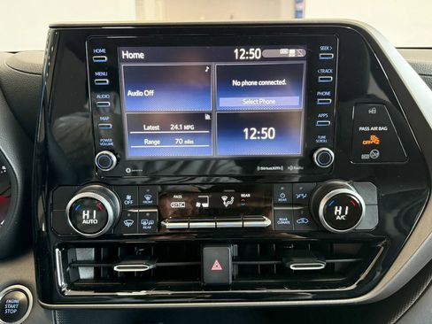 Used 2020 Toyota Highlander LE image 14