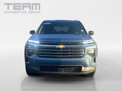 Used 2025 Chevrolet Traverse LT image 2