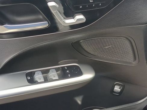 Used 2025 Mercedes-Benz C 300 4MATIC Sedan image 12
