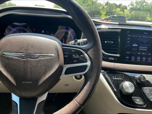 Used 2019 Chrysler Pacifica Touring-L Plus FWD image 12