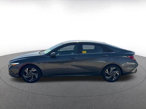 Used 2025 Hyundai Elantra Limited image 9