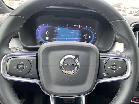 Used 2024 Volvo XC40 B5 Core image 17
