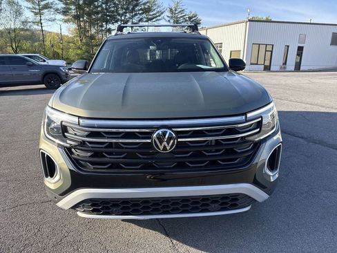 Used 2025 Volkswagen Atlas Peak Edition SE AWD/4WD image 2