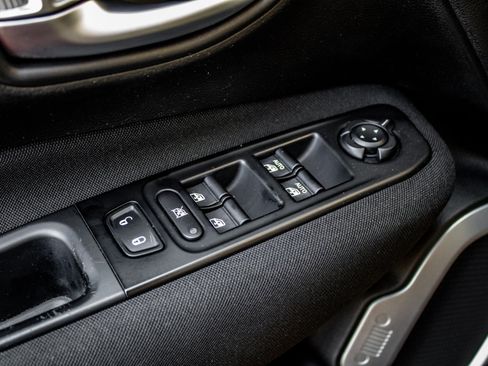 Used 2020 Jeep Renegade Latitude w/ Cold Weather Group AWD/4WD image 36