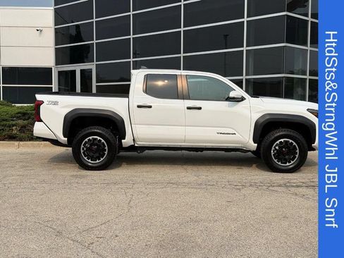 Used 2025 Toyota Tacoma TRD Off-Road w/ TRD Off Road Upgrade Package AWD/4WD image 2